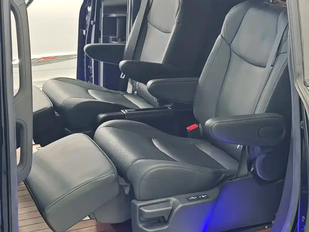 Toyota Sienna — фото 10