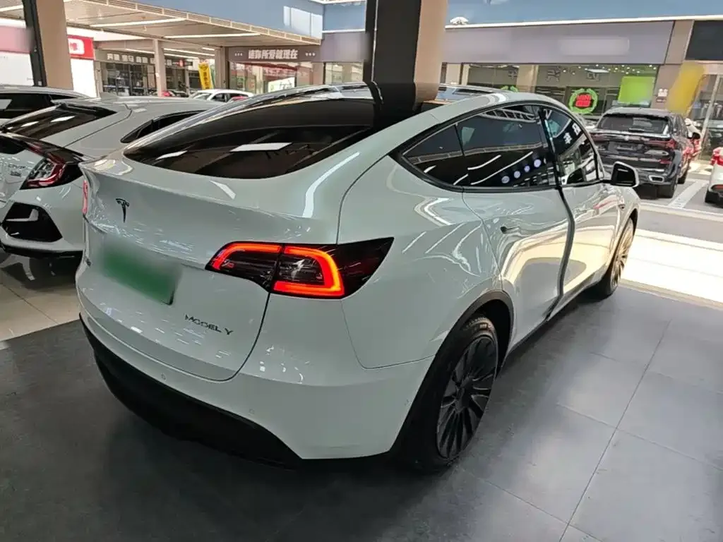Tesla Model Y — фото 7
