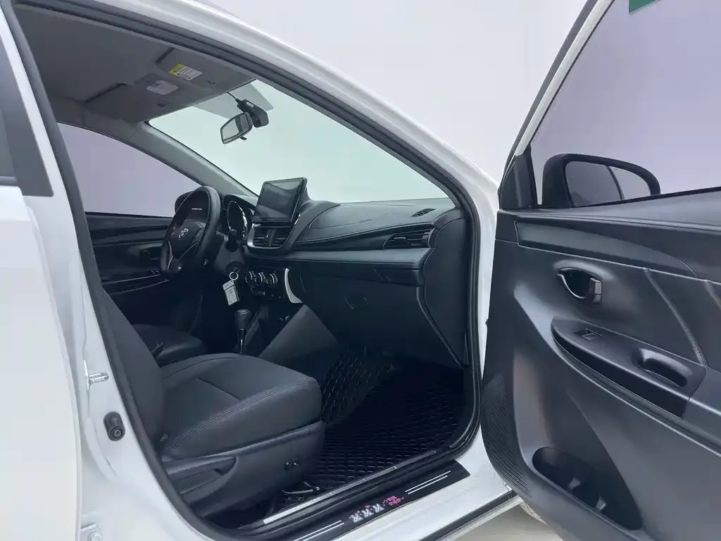 Toyota Yaris L — фото 7