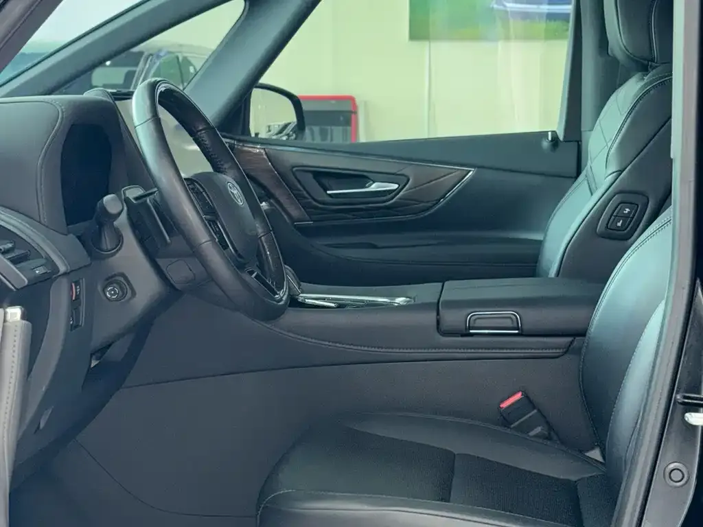 Toyota Alphard — фото 2