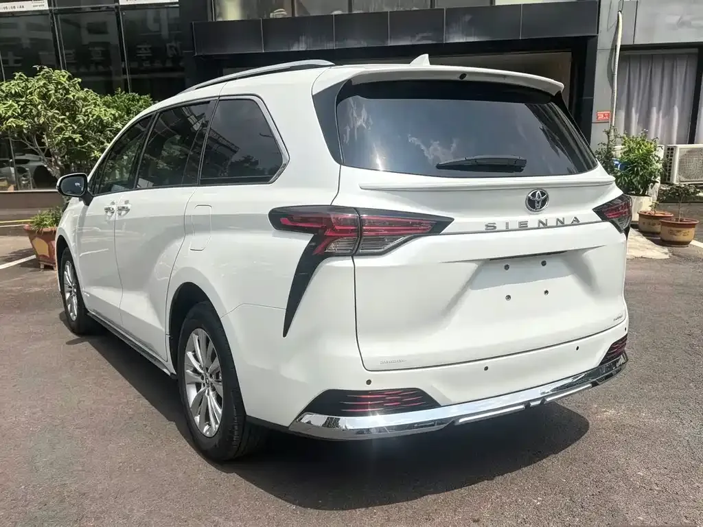 Toyota Sienna — фото 4