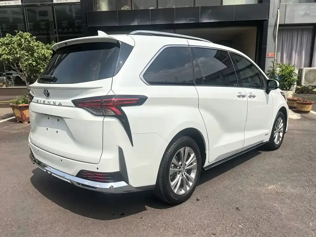 Toyota Sienna — фото 3