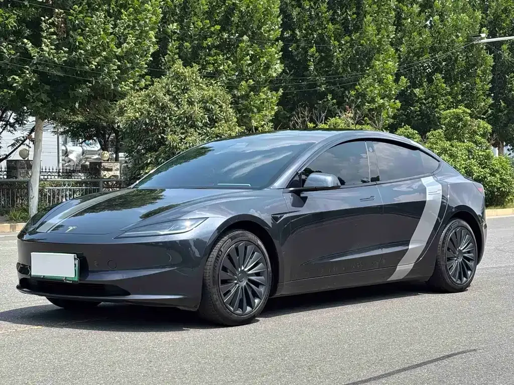 Tesla Model 3 — фото 1