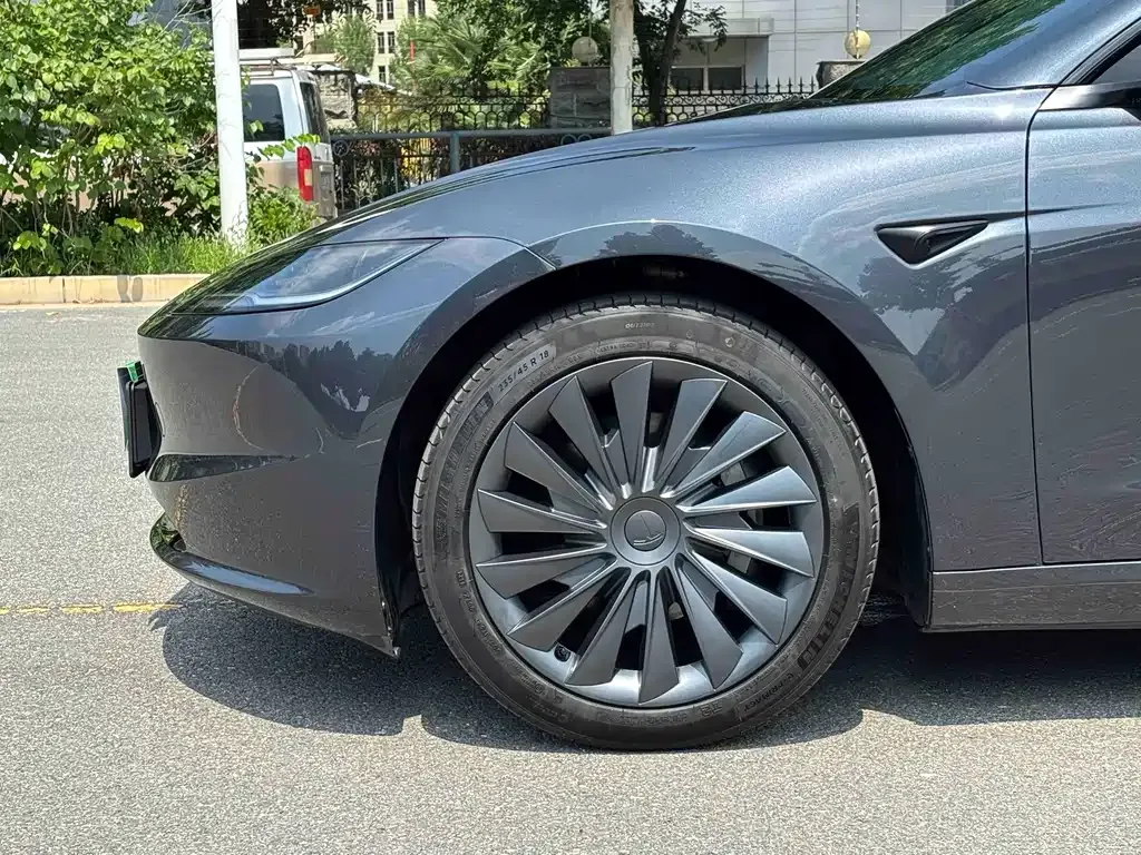Tesla Model 3 — фото 4