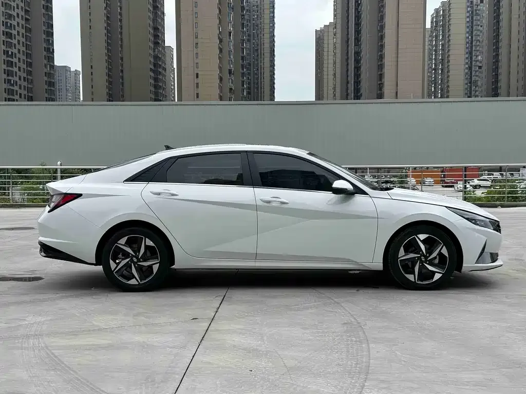 Hyundai Elantra — фото 3