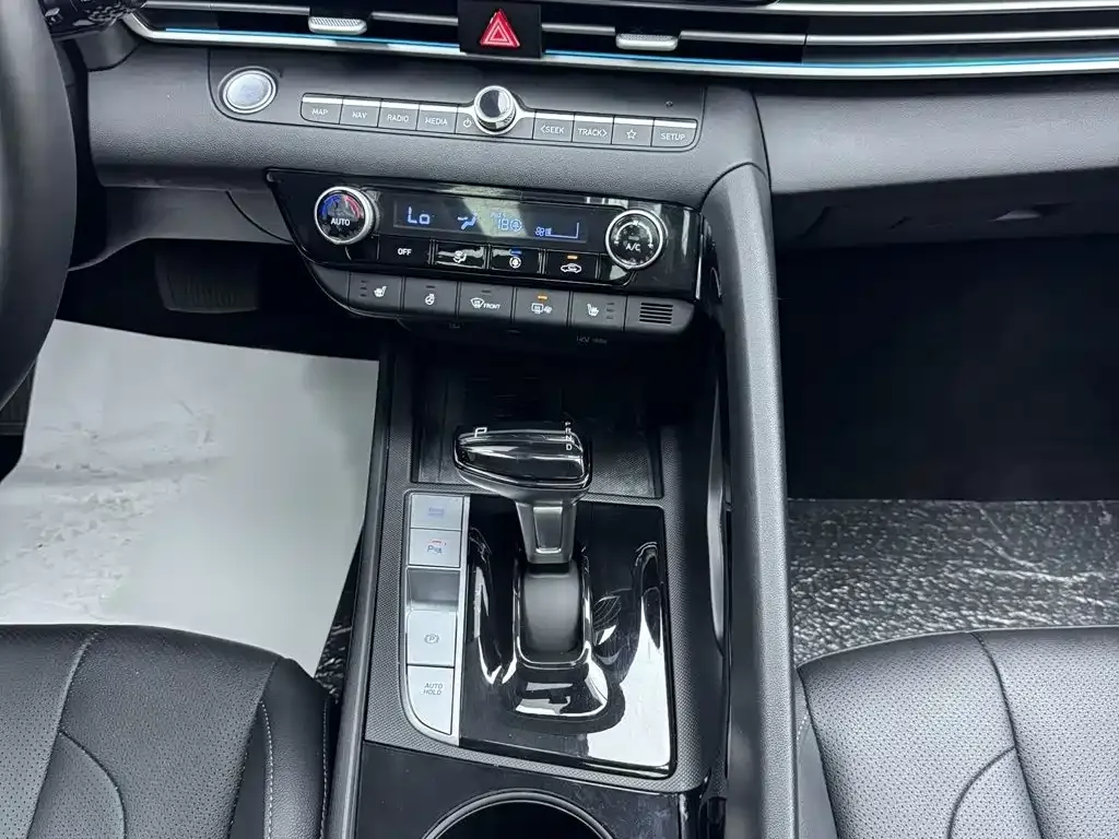 Hyundai Elantra — фото 10