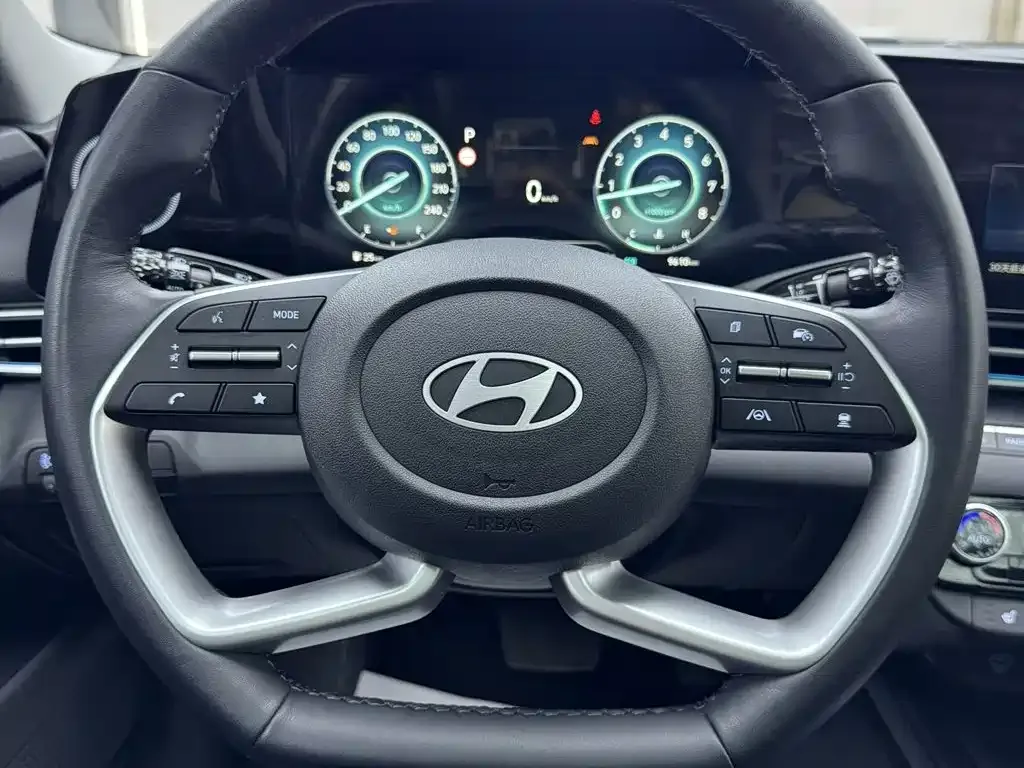 Hyundai Elantra — фото 8