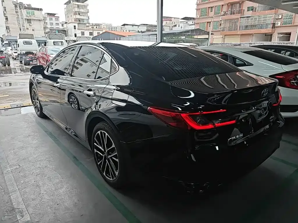 Toyota Camry — фото 10