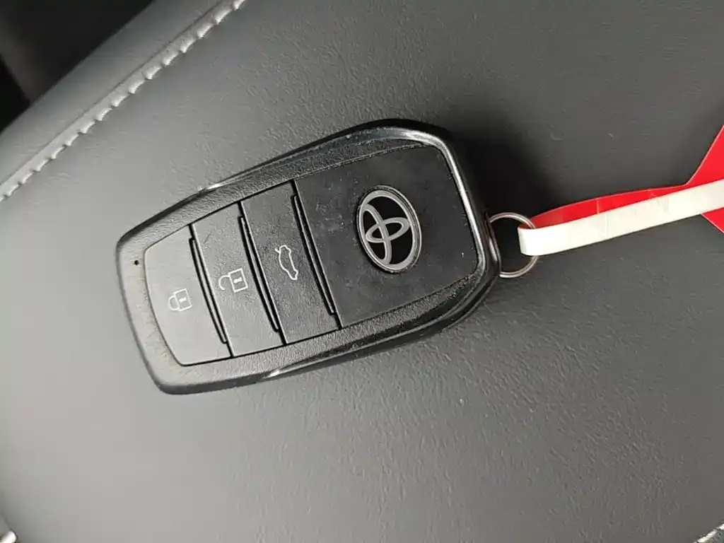 Toyota Camry — фото 2