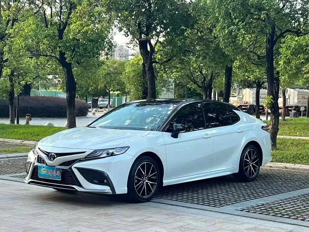 Toyota Camry — фото 1