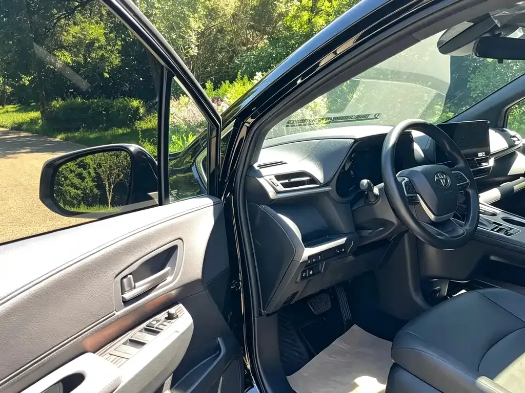 Toyota Granvia — фото 8