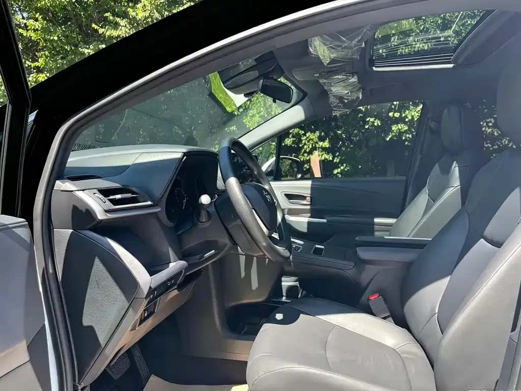 Toyota Granvia — фото 6