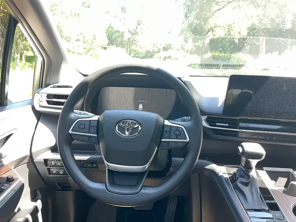 Toyota Granvia — фото 5