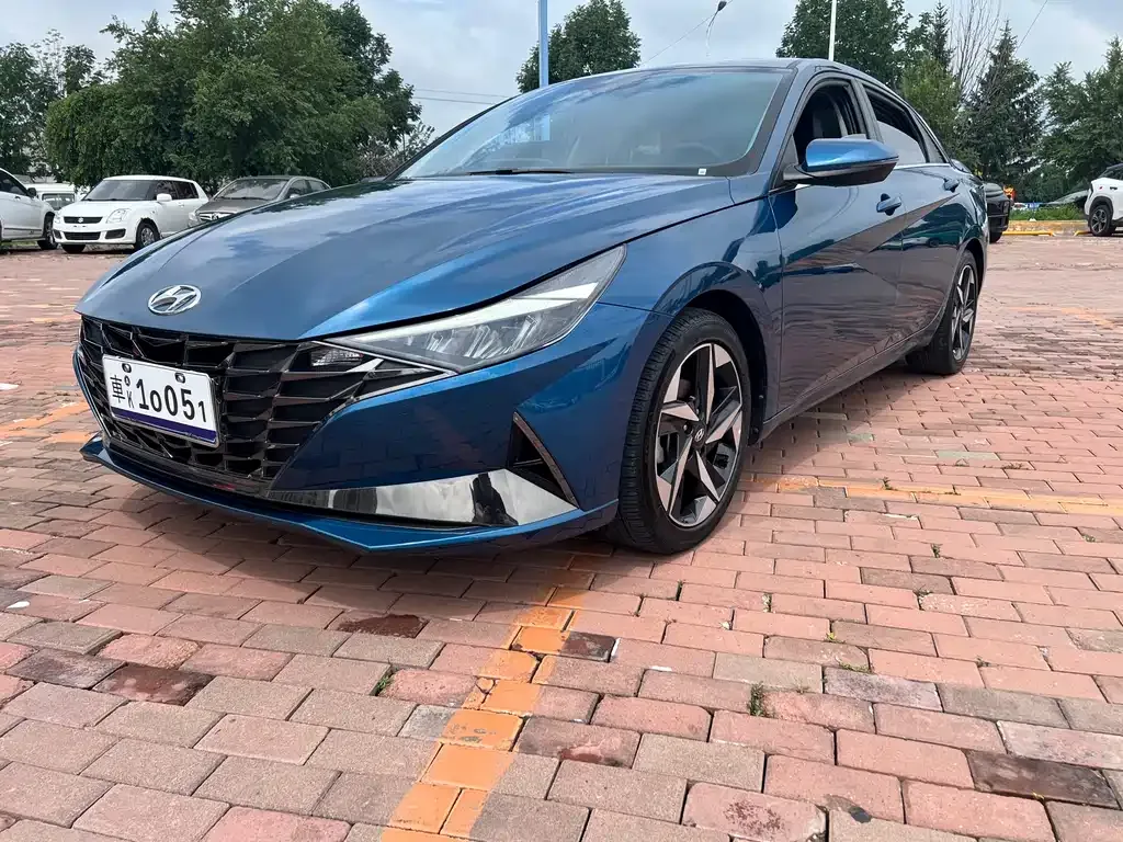 Hyundai Elantra — фото 1