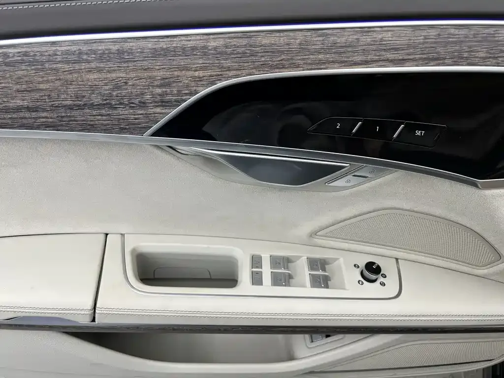 Audi A8 — фото 4