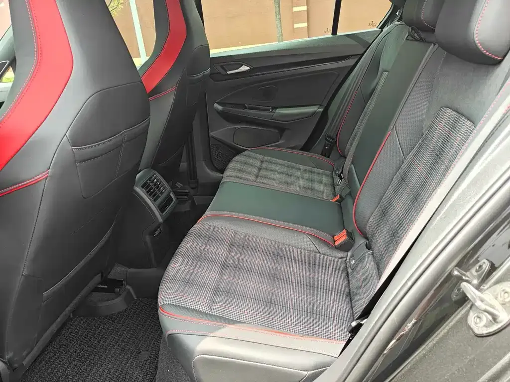 Volkswagen Golf GTI — фото 10