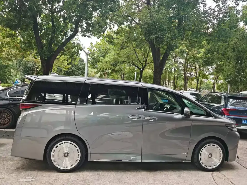Toyota Vellfire — фото 5