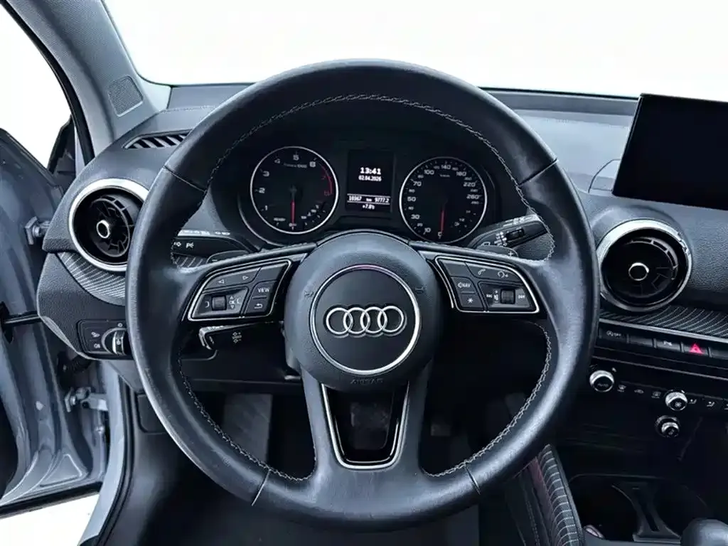 Audi Q2L — фото 5