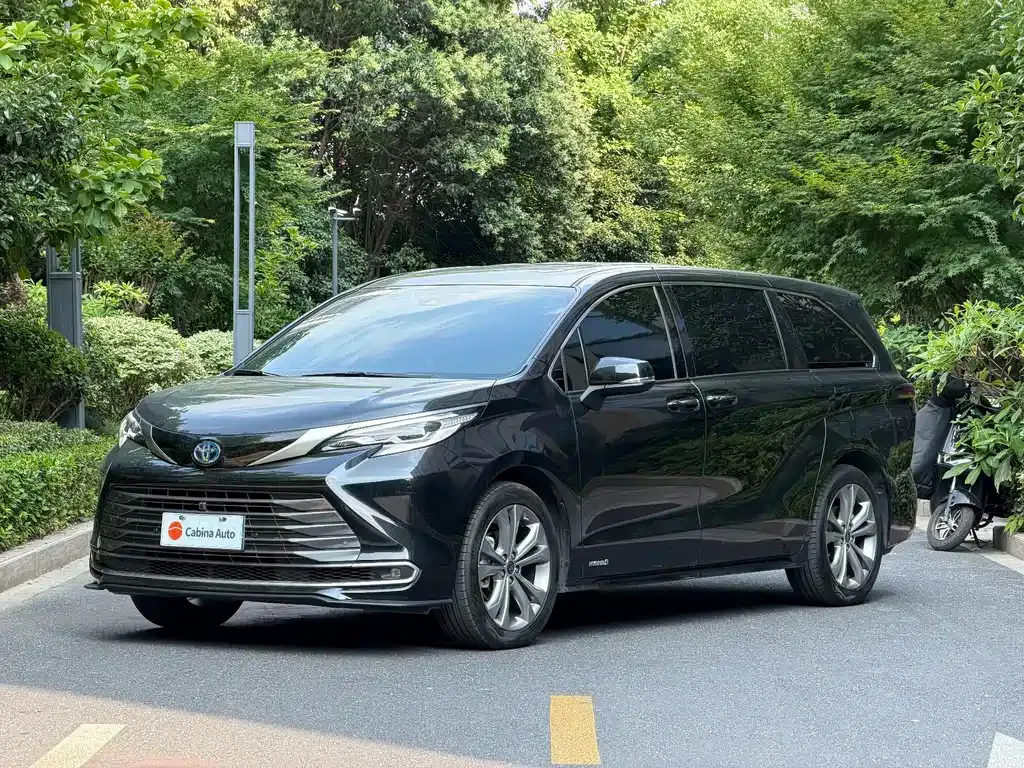 Toyota Sienna — фото 1
