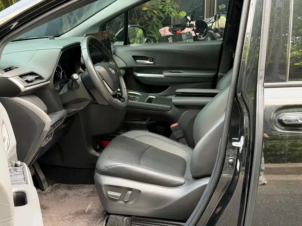 Toyota Sienna — фото 3