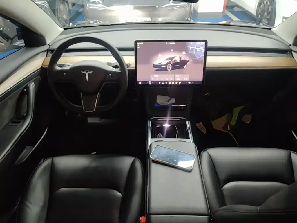 Tesla Model 3 — фото 3