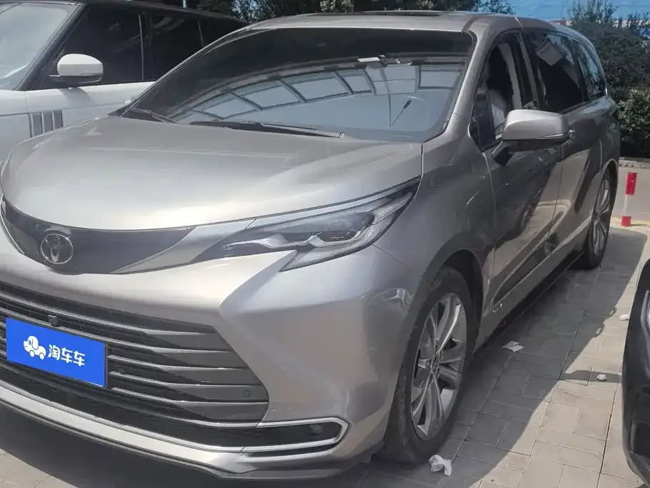 Toyota Sienna — фото 1