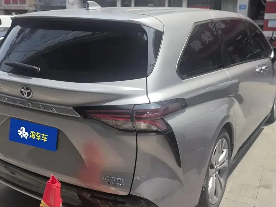 Toyota Sienna — фото 2