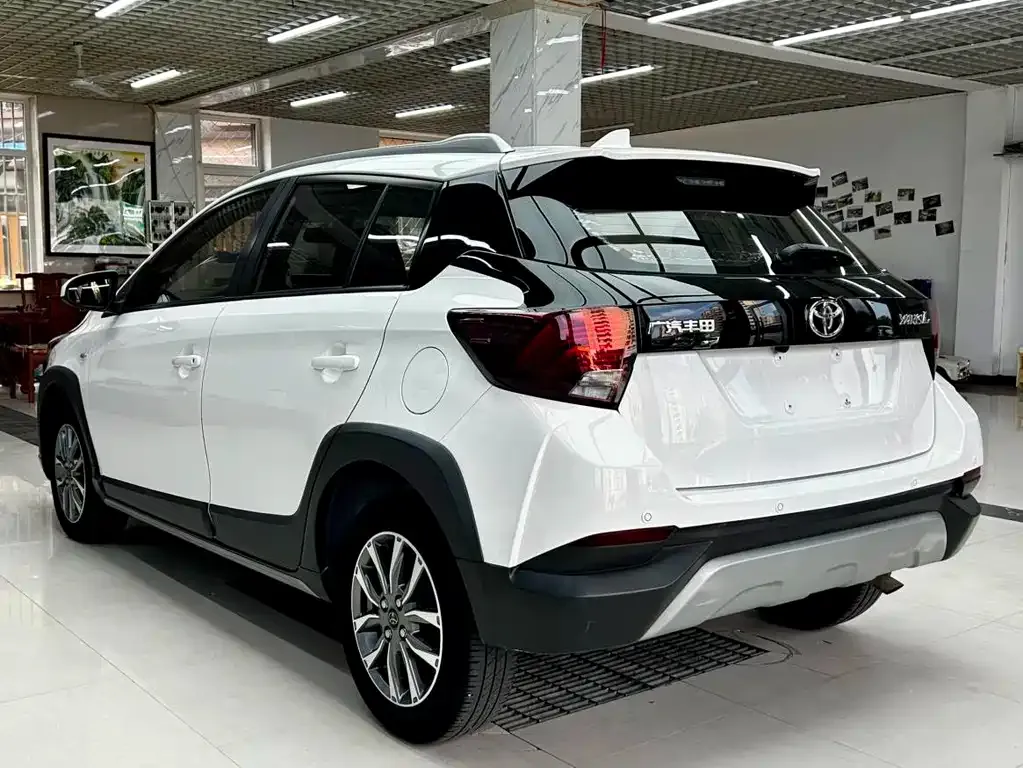 Toyota Yaris L — фото 4