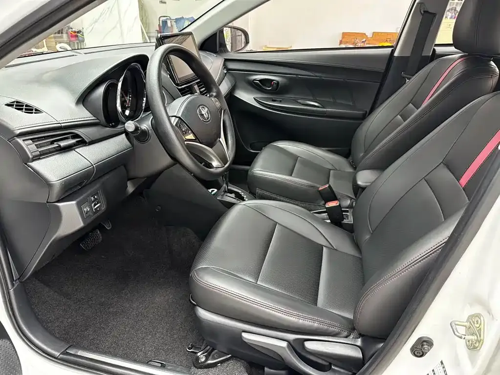 Toyota Yaris L — фото 3