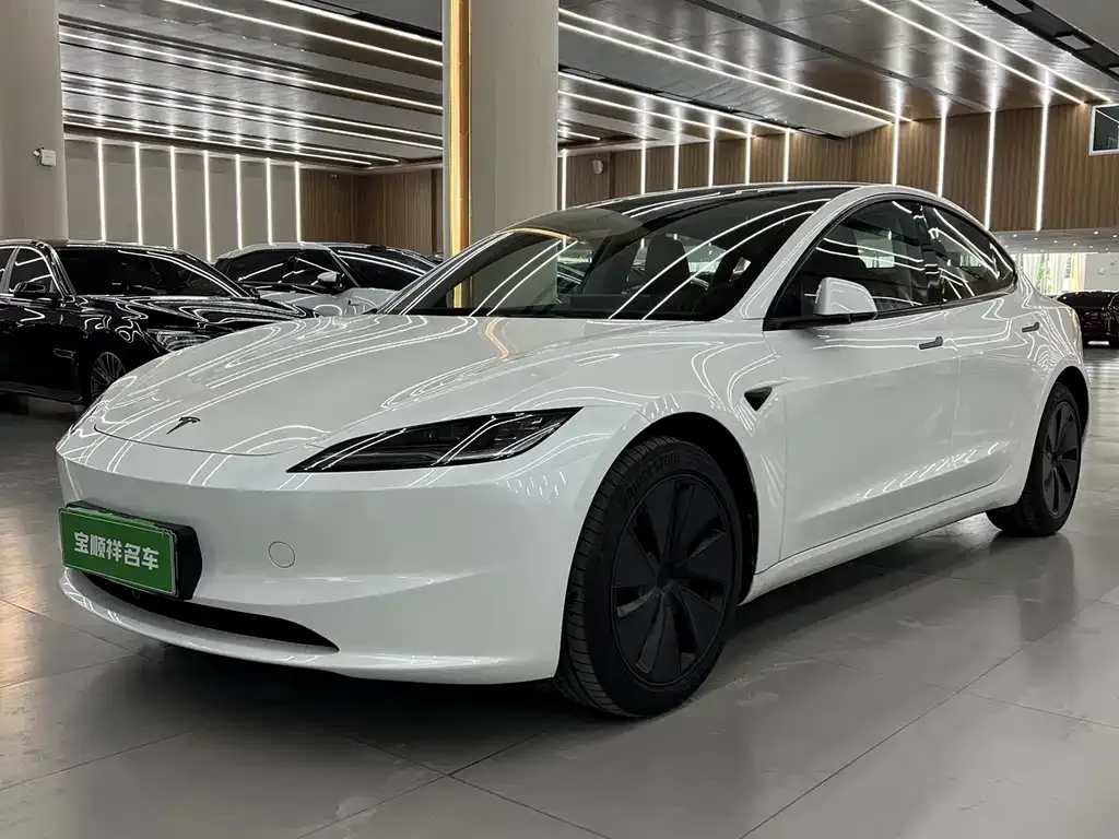Tesla Model 3 — фото 1