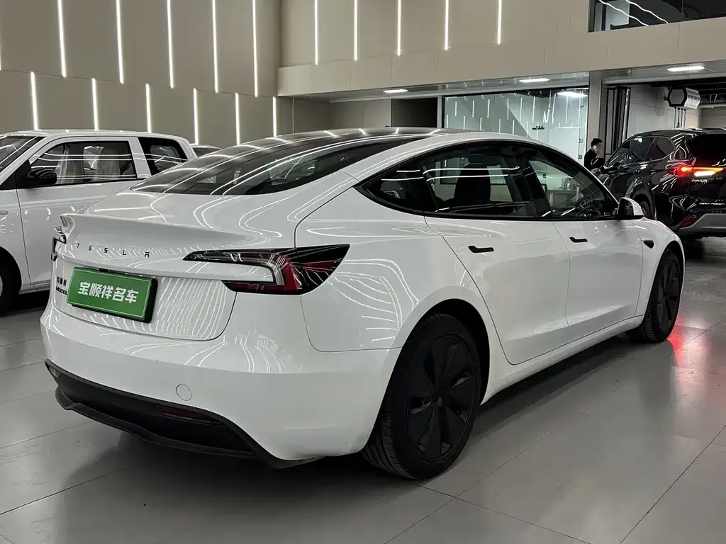 Tesla Model 3 — фото 2