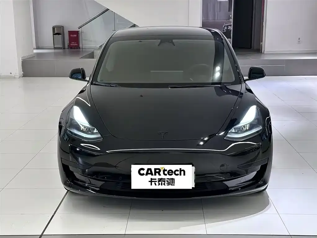 Tesla Model 3 — фото 1