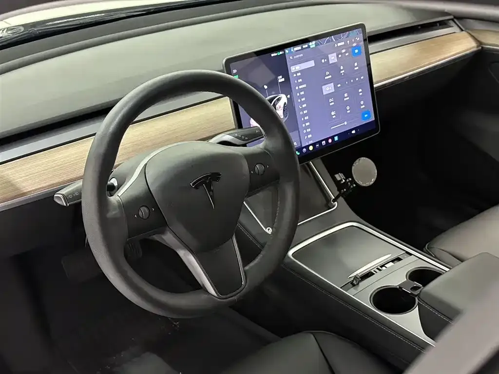 Tesla Model 3 — фото 3