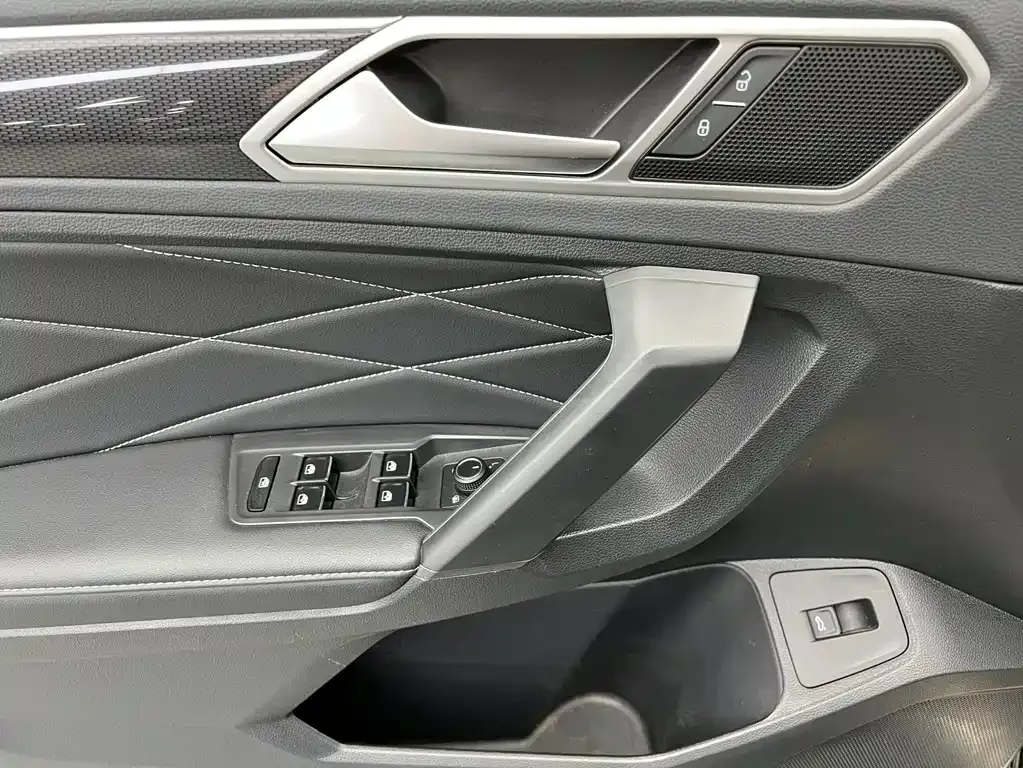 Volkswagen Tiguan L — фото 8
