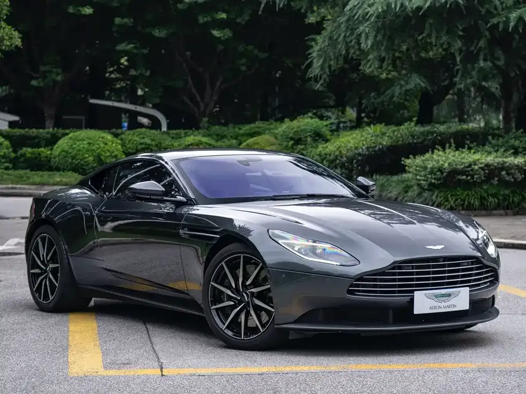 Aston Martin DB11 — фото 10