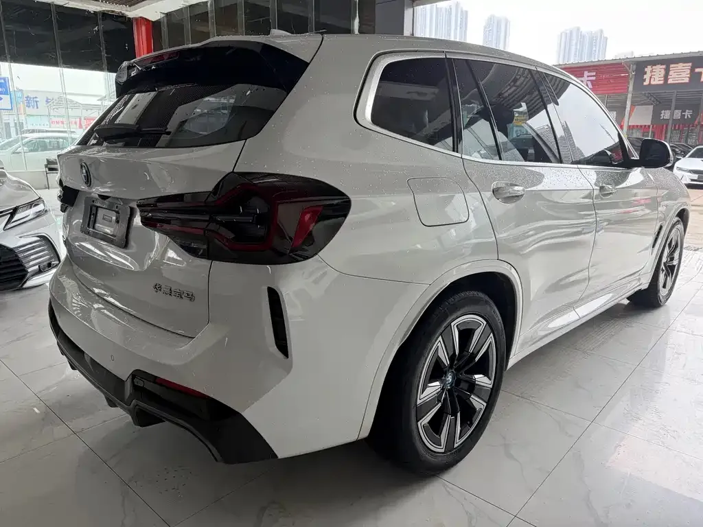 BMW iX3 — фото 5