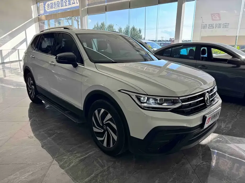 Volkswagen Tiguan L — фото 6