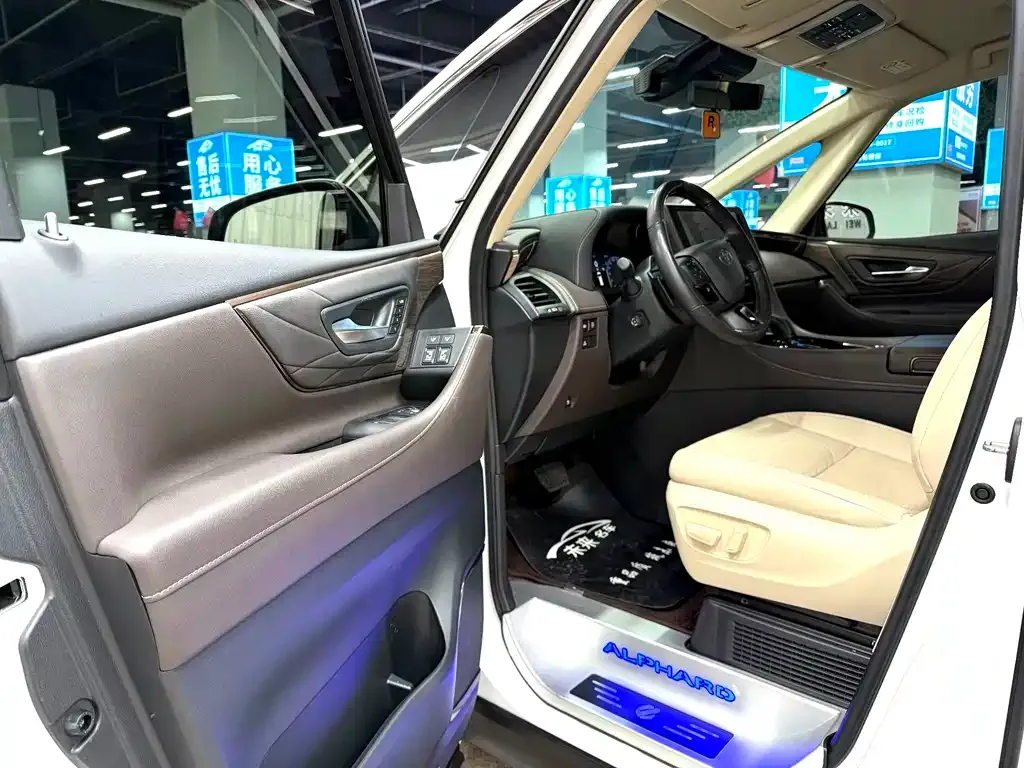 Toyota Alphard — фото 9
