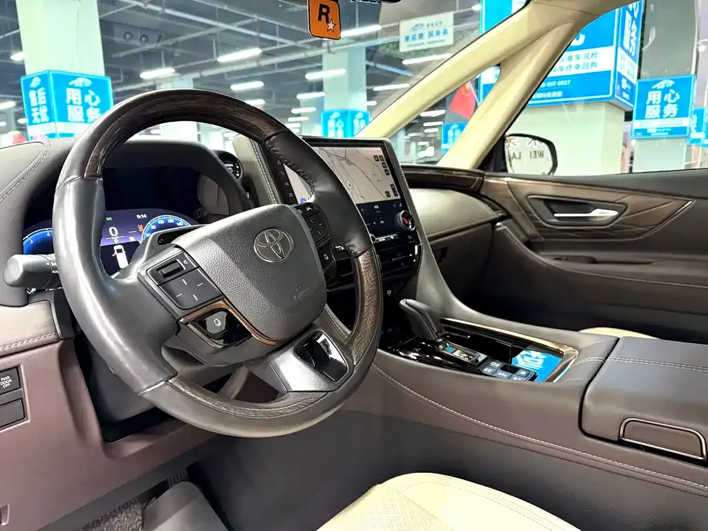 Toyota Alphard — фото 4