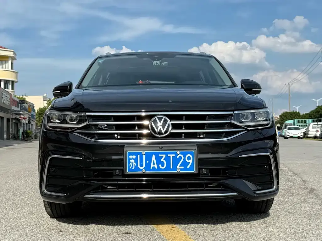 Volkswagen Tiguan L — фото 1