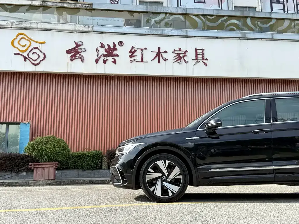 Volkswagen Tiguan L — фото 10