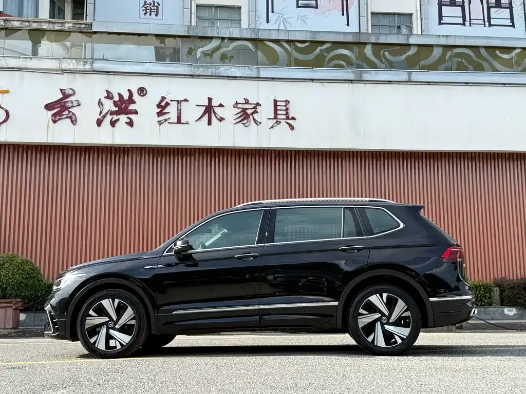 Volkswagen Tiguan L — фото 3