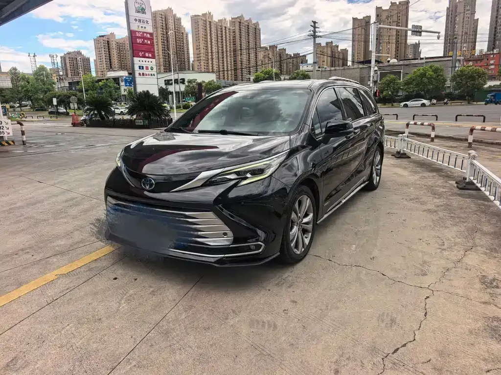 Toyota Sienna — фото 1