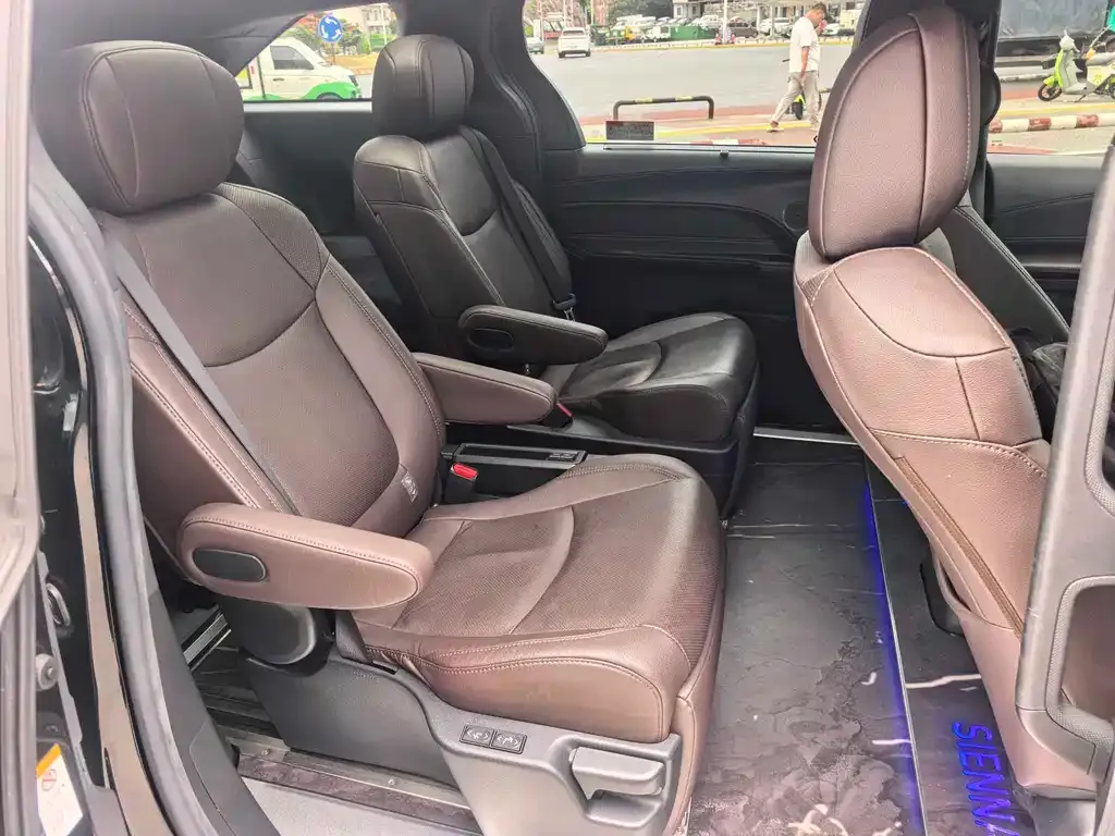 Toyota Sienna — фото 2