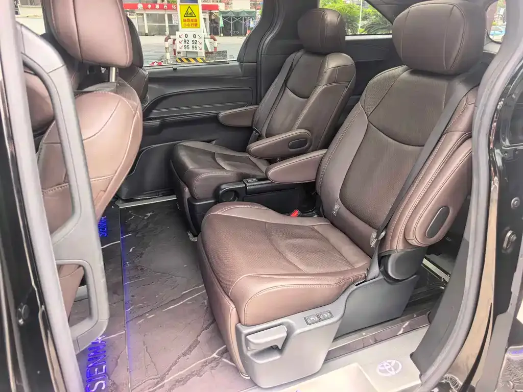 Toyota Sienna — фото 3