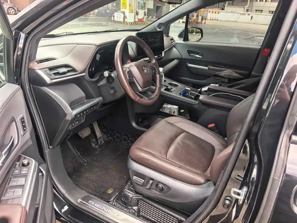 Toyota Sienna — фото 10