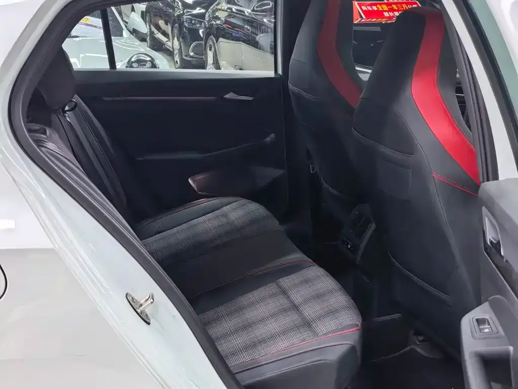 Volkswagen Golf GTI — фото 9