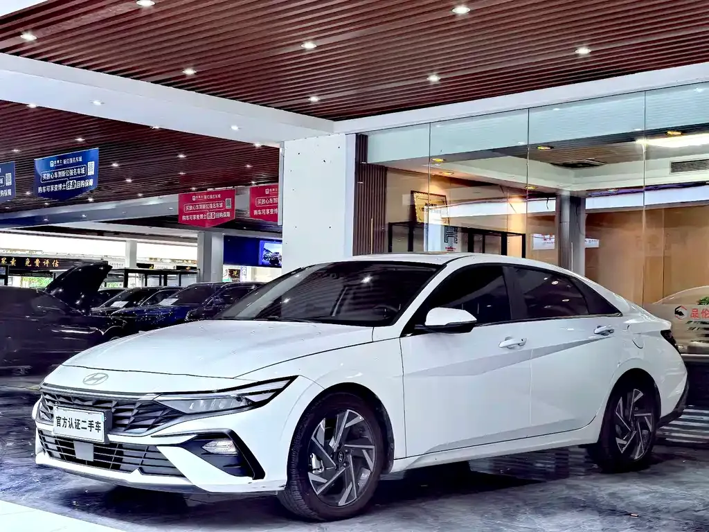 Hyundai Elantra — фото 1