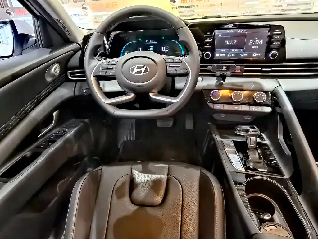 Hyundai Elantra — фото 2