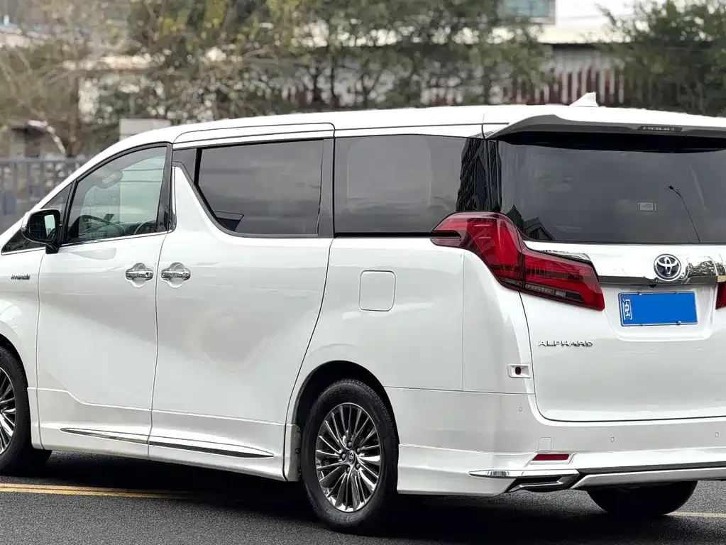 Toyota Alphard — фото 9